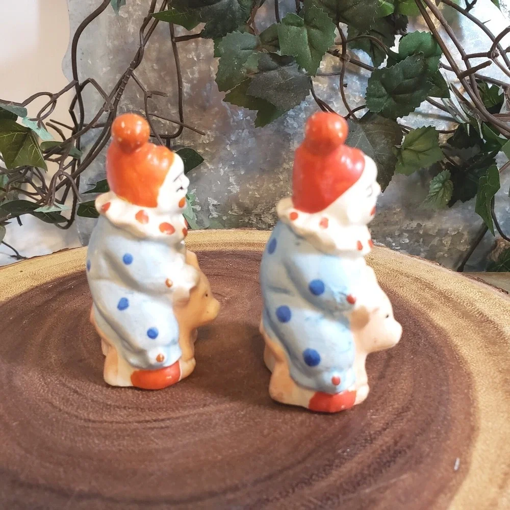 Vintage Clowns riding pigs Salt and Pepper‎ Shakers Made in Japan
